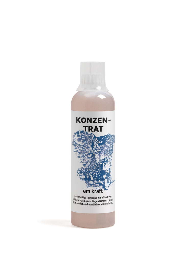 em kraft Konzentrat 500ml Flasche für alle Böden, als ökologischer Wäschezusatz, verdünnbar zum Allzweckreiniger. Rein natürliche Inhaltsstoffe, frei von Gentechnik, frei von Tierversuchen, vegan. Professionelle Reinigung für den Haushalt made in Switzerland.